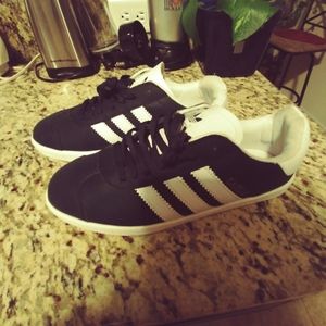 Men gazelle adidas size 9 (Navy Blue)
